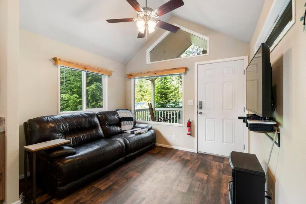 New Tiny Home Steps Away From Mt. Rainier Ashford Kültér fotó